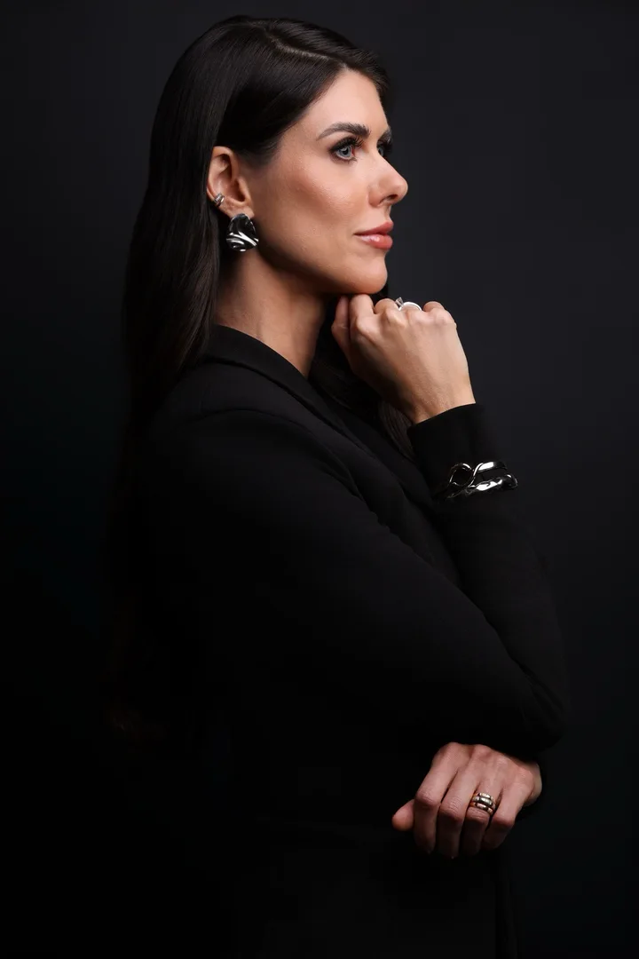 Dra. Monique Bins de perfil, usando terno preto