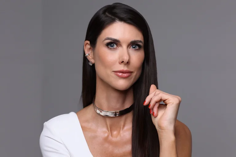 Dra. Monique Bins usando branco em retrato profissional próximo